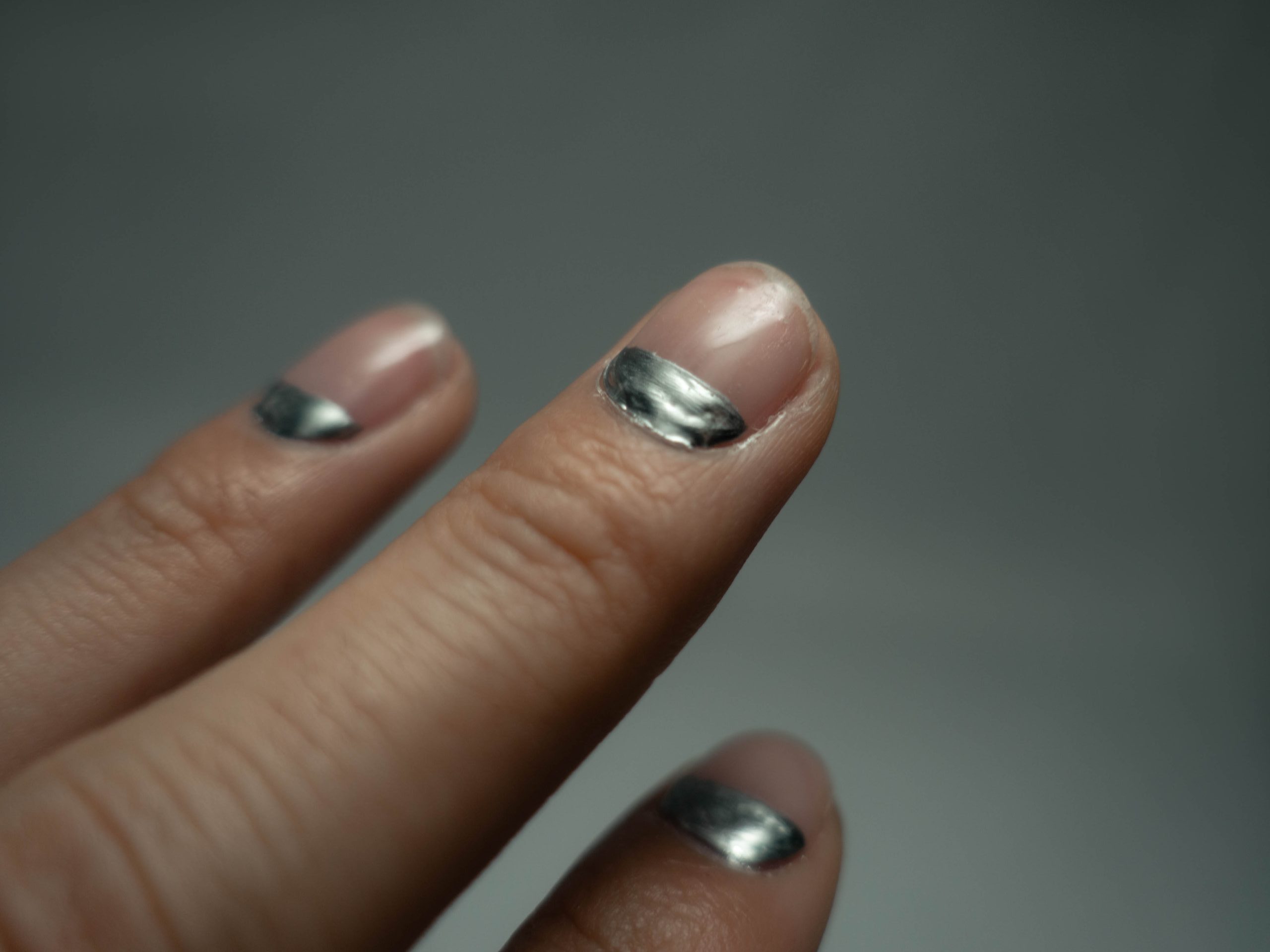 BIT CHROME NAIL / 半分銀、半分乳白。覆わないススメ。